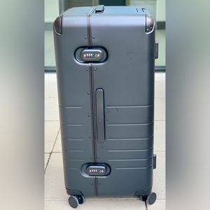 New Hybrid suitcase-trunk w/ telescopic handle, TSA locks & smooth wheel…